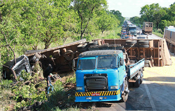 A vítima fatal, ainda não identificada, dirigia o microônibus em uma subida no sentido Nova Alvorada- Campo Grande e a carreta com placas de Maringá (PR)Foto: Luiz Alberto