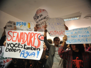 Estudantes e policiais entram em confronto durante análise do Código Florestal Estudantes e policiais entram em confronto durante análise do Código Florestal