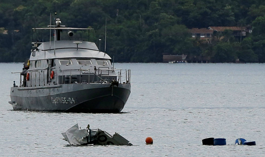 “Sabotagem não pode ser descartada, mas a probabilidade é muito baixa” Um barco da Marinha no lugar da queda da aeronave, na costa de Paraty. (Foto: Divulgação)