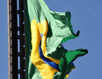Bandeira do Brasil danificada por ataque é trocada na Praça dos Três Poderes, veja as fotos da cerimônia No dia 13 de abril, Paulo Sérgio Ferreira, de 38 anos, subiu no mastro e ateou fogo em uma ponta da bandeira brasileira.