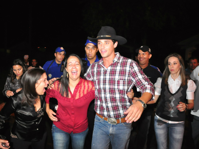 Presença de Fael atrai milhares à abertura da Festa da Linguiça Fãs não seguraram e caíram no choro. À direita, empresária de Fael. (Foto: João Garrigó)