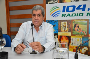 Governador cogita se licenciar do PMDB para apoiar reeleição de Dilma Governador cogita se licenciar do PMDB para apoiar reeleição de Dilma