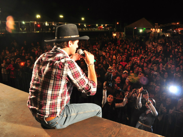 Presença de Fael atrai milhares à abertura da Festa da Linguiça Vencedor do BBB 12 sentou na beira do palco para falar com o público. (Foto: João Garrigó)