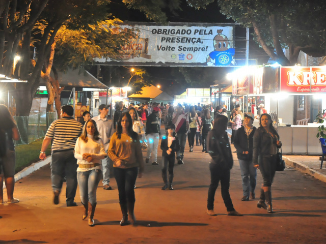 Presença de Fael atrai milhares à abertura da Festa da Linguiça Cerca de 5 mil pessoas participaram da abertura. (Foto: João Garrigó)