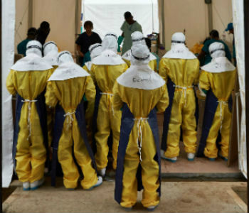 A modelo e fotógrafa Helena Christensen em visita a refugiados. Foto: Reprodução vídeo Acnur