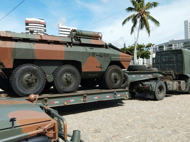 Ministro da Defesa viaja ao RN para acompanhar Forças Armadas Tropas militares chegaram a Natal na manhã desta quinta-feira (20) para conter ataques criminosos no estado (Foto: Rodrigo Martins/TVU)