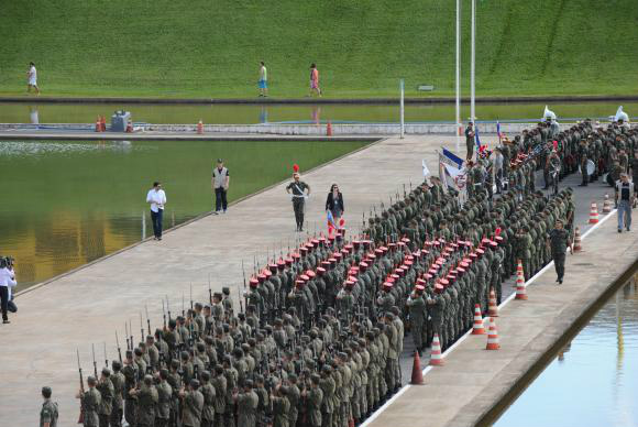 Posse de Dilma terá esquema de segurança com 4 mil agentes O cerimonial do Palácio do Planalto faz os ajustes finais da cerimônia de posse da presidenta Dilma Rousseff, marcada para o dia 1º de Janeiro - Elza Fiúza/Agência Brasil