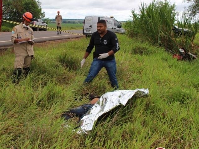 Com o impacto tanto a vítima quando a camionete que causou a colisão saíram da pista. (Foto: Vilson Nascimento/ Gazeta News)