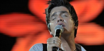 Luan Santana passa ridículo ao cantar hino nacional na F-Indy Luan Santana foi vaiado e recebeu críticas pelas redes sociais após cantar o hino