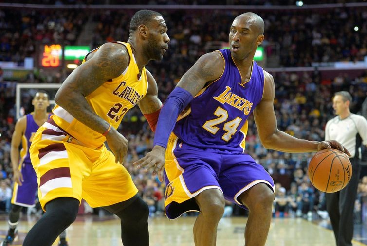 Ícone do basquete, Kobe Bryant morre em acidente de helicóptero Dois astros lado a lado: LeBron James, pelo Cleveland Cavaliers, e Kobe Bryan, dos Los Angeles Lakers, em duelo da NBA, em 2016 USA Today Sports/reuters/Direitos Reservados