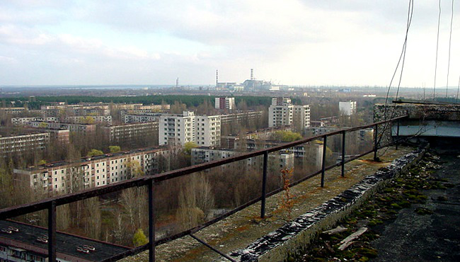 Chernobyl, 30 anos depois Vista aérea da usina de Chernobyl, tirada do telhado de um edifício residencial abandonado na cidade de Pripyat (foto: Jason Minshull)