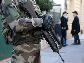 Militares patrulham entrada de escola judaica em Nice. (Reuters/Eric Gaillard)