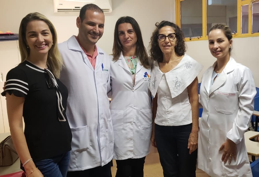 Mulheres poderão fazer inserção de D.I.U. pelo SUS, em Amambai E/D: Fernanda Lamera, enfermeira e Gerente Estadual da Rede Cegonha, Ricardo G. Silva, ginecologista e chefe ambulatório do HU, Kátia Cavalari, enfermeira do ESF Vilarinho e Coordenadora Municipal do Programa Saúde da Mulher, Hilda Guimarães, Gerente Estadual da Saúde da Mulher e Renata de Melo Deltrejo, médica do ESF Vilarinho.