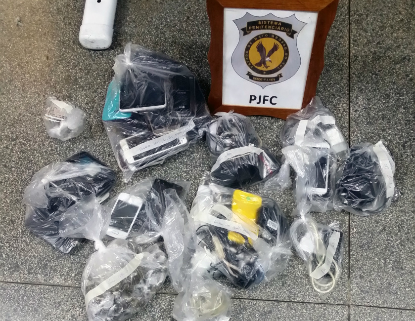 Operação pente-fino termina com 30 celulares e até tablet apreendidos Até tablet foi encontrado com os presos durante operação pente-fino - (Foto: Divulgação/Agepen)