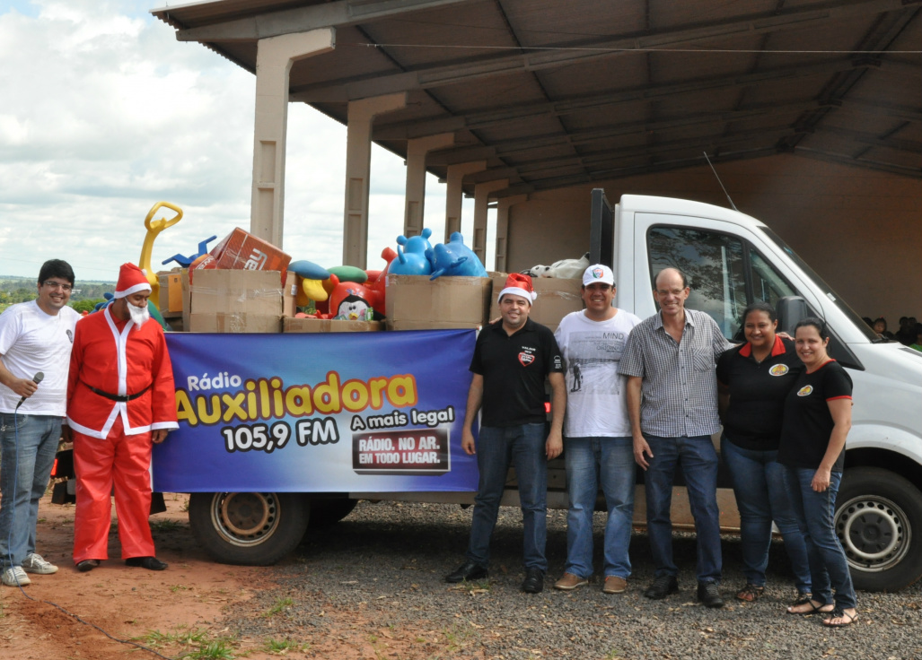 Milhares de brinquedos foram doados para as crianças em Amambai O Prefeito Sérgio Barbosa e parte da equipe da Rádio Auxiliadora, durante entrega de presentes na Aldeia Amambai / Foto: Assessoria