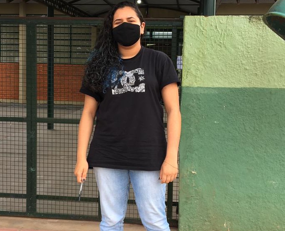 Com a caneta preta na mão, Emilly aguardava a abertura dos portões / Foto: Divulgação