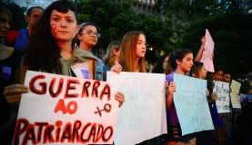 Rio de Janeiro - Mulheres fazem ato contra cultura do estupro, na Igreja da Candelária, centro da cidade