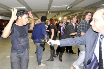 Manifestantes entram em conflito com Polícia do Senado Manifestantes entram em conflito com Polícia do Senado