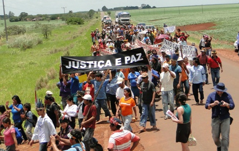 Indígenas guarani-kaiowá de várias aldeias e acampamentos fizeram marcha - foto: Alan de F. Brito