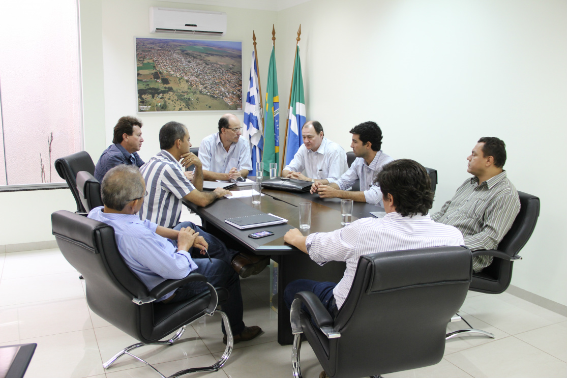 Atrair desenvolvimento para o município é meta do PSDB em Amambai Lideranças do PSDB de Amambai estiveram reunidas com o secretário estadual de Infraestrutura, Ednei Marcelo Miglioli, Prefeitura de Amambai e a equipe da Agesul para discutir as prioridades no setor de infraestutura do município / Foto: Assessoria
