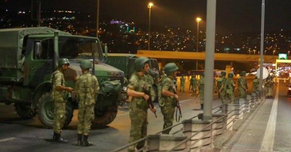 Exército anuncia tomada de poder na Turquia Exército turco bloqueia entrada da ponte sobre estreitoFoto: Divulgação