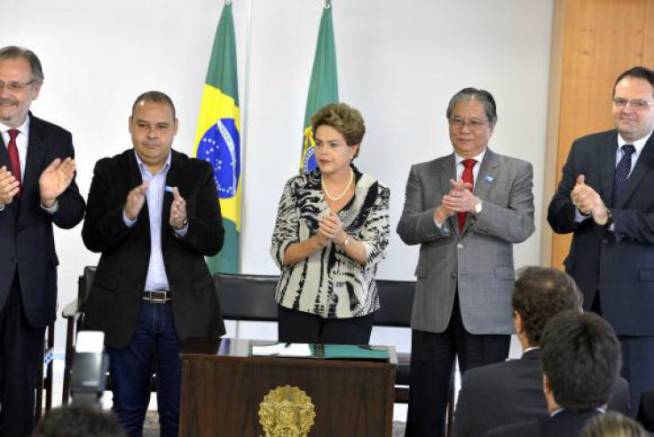 Dilma sanciona lei que institui o Programa de Proteção ao Emprego A presidenta Dilma Rousseff sanciona a lei que institui o Programa de Proteção ao Emprego (PPE), em solenidade no Palácio do Planalto / Foto: Valter Campanato