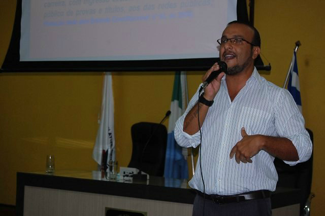 Vereador Ailton defende aplicação da Lei do Piso Nacional de Educação em Amambai O vereador de Amambai, Prof. Ailton (PSB).