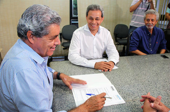 Puccinelli assina contrato com a Caixa garantindo mais moradias para Dourados