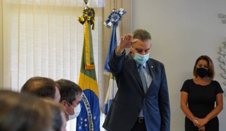 Deputado Paulo Corrêa, governador em exercício, durante juramento em ato de assinatura do termo de assunção de cargo /Foto: Cyro Clemente