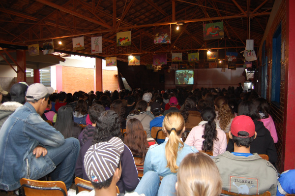 Escola Vespasiano Martins desenvolve projeto “Formando Cidadão Justo e Solidário” Alunos da Escola Estadual Vespasiano Martins assistem vídeos com o tema Sexualidade.
