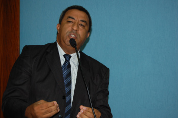Vereador Carlinhos acha abusivo o valor das taxas cobradas pela Sanesul Vereador Carlinhos quer explicação da Sanesul sobre o valor da taxa cobrada para ligação da rede de esgoto. Foto: Moreira Produções