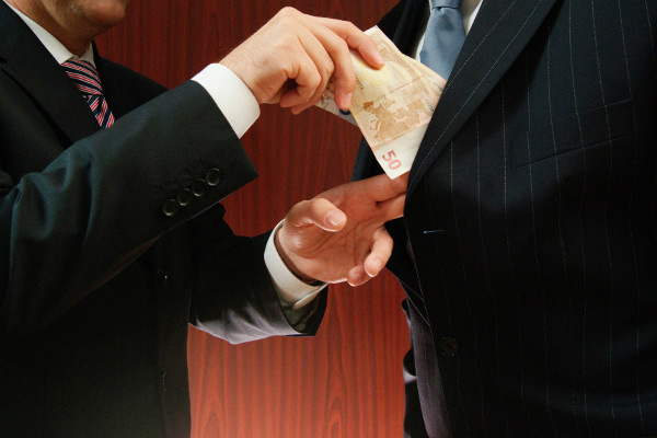Projeto de lei prevê punição a agentes privados flagrados em crimes de corrupção ativa (Carsten Sander/Image Source/Folhapress)