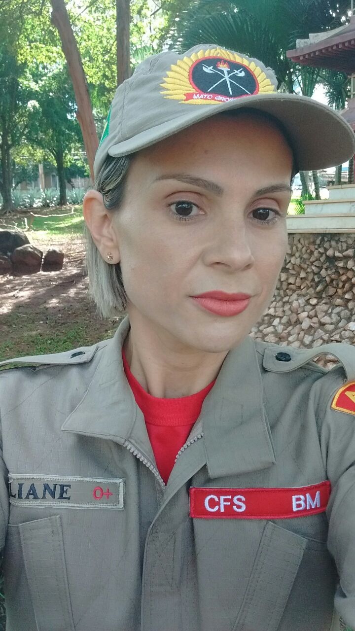 Eliane mostra que tem como ser esposa, mãe e bem sucedida profissionalmente Eliane tem 34 anos e é bombeira há 13 / Foto: Arquivo Pessoal