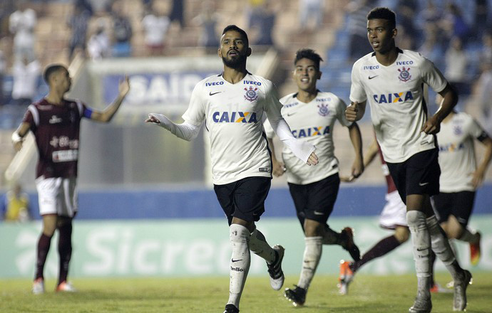 Corinthians vence Juventus e avança à final da Copinha pela 4ª vez seguida Corinthians bate Juventus e vai à final da Copinha (Foto: Agência Estado)