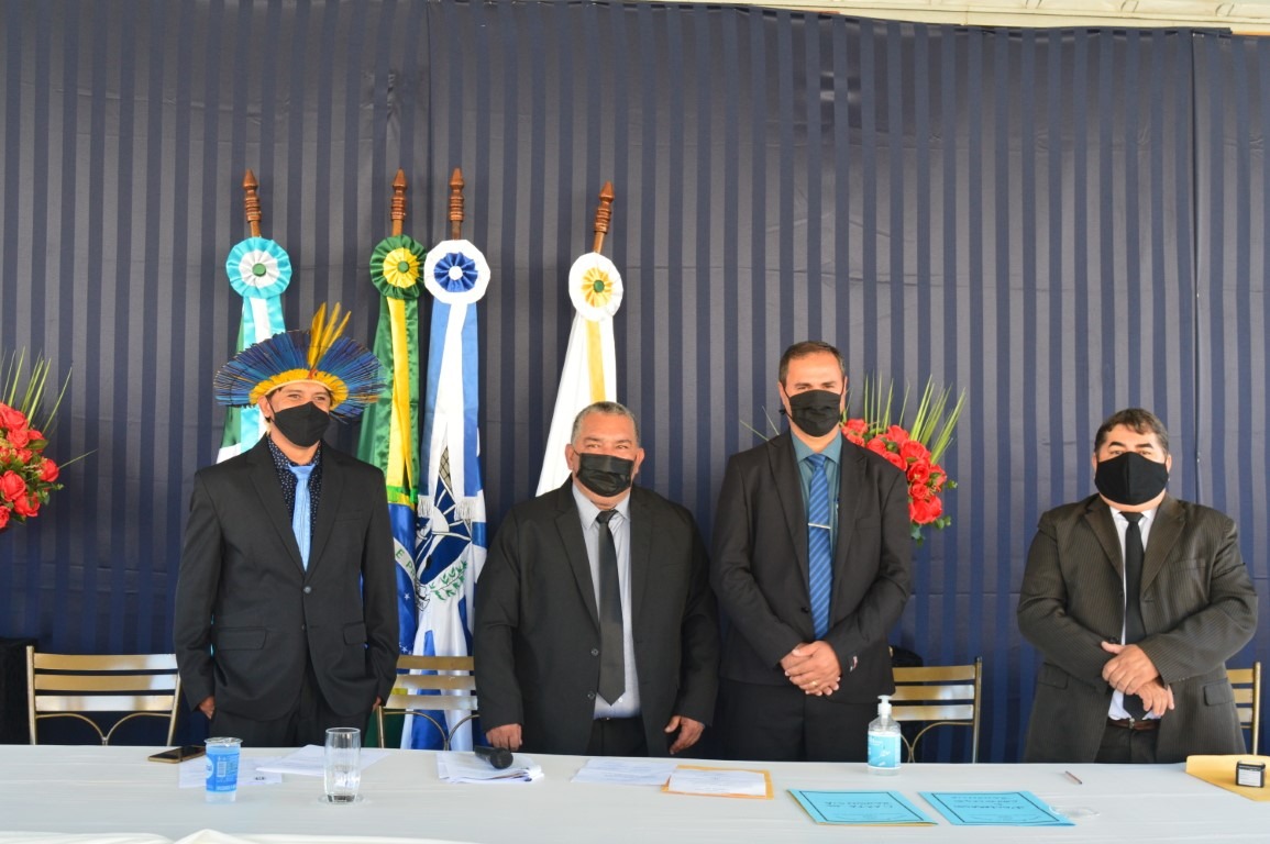 União da classe política é meta de Brito na presidência da Câmara de Amambai Presidente da Câmara de Amambai, Valter Brito, ao lado de sua mesa diretora / Foto: Moreira Produções