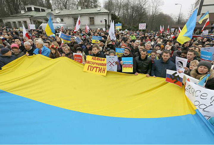 Manifestantes na Polônia contra a iminente invasão da Rússia à Ucrânia mostram tensão crescente na região