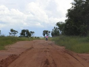Motociclista sem capacete circula pela MS-165; nem lei de trânsito é respeitada (Foto: Helio de Freitas)