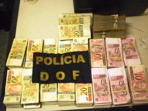 Polícia apreende R$ 100 mil em dinheiro sem procedência