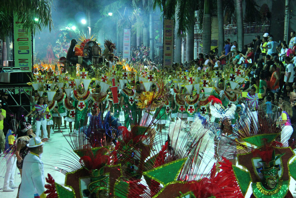 Depois do show das escolas de samba, Corumbá celebra o Carnaval Cultural Muito brilho e samba no pé marcaram o desfile das escolas de samba do Grupo Especial. Foto: Chico Ribeiro