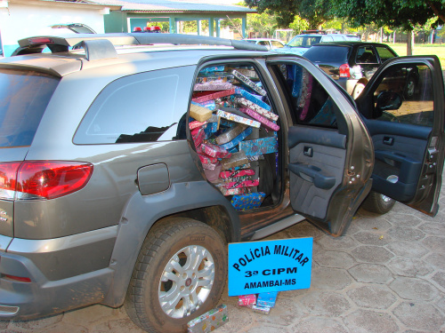 Um dos carros apreendidos carregado de maconha. A apreensão totalizou 2140kg da droga.