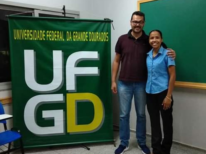 Jael durante a defesa de seu TCC ao lado de seu orientador e co-autor do artigo publicado / Foto: Arquivo Pessoal