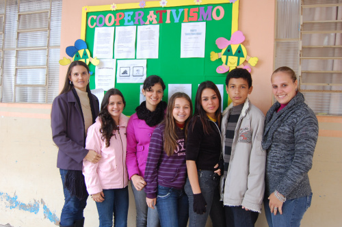 Escola Antônio Pinto realiza “Um Dia de Cooperação” nesta quinta-feira Membros da Cooper Art, da Escola Municipal Antônio Pinto da Silva. Foto: Moreira Produções.