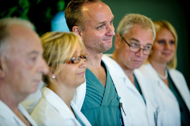 Equipe médica do Hospital Universitário Sahlgrenska, na Suécia, que realizou os transplantes (Foto: AP Photo/Adam Ihse