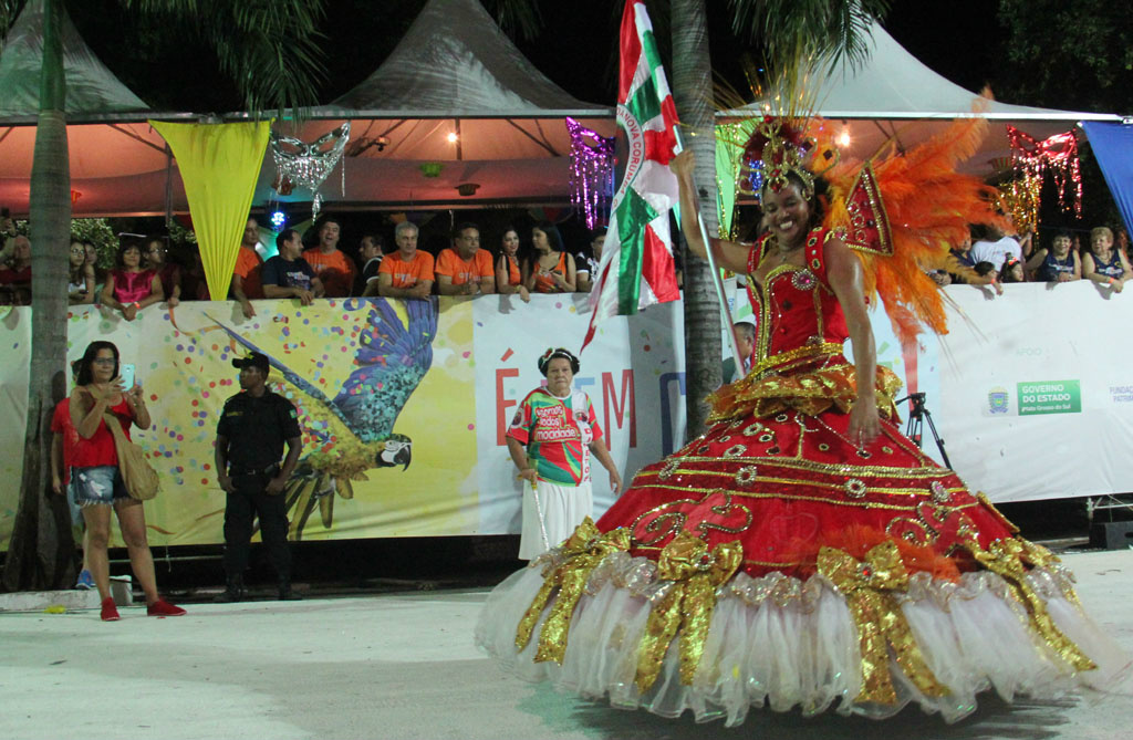 Governador Reinaldo Azambuja e outras autoridades assistiram ao desfile do camarote oficial. Foto: Chico Ribeiro