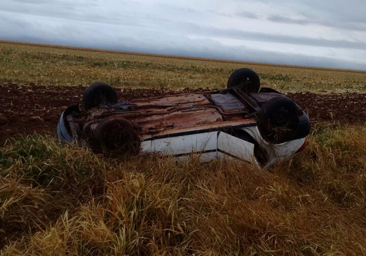 Quatro ficam feridos após capotamento em Amambai O capotamento aconteceu na rodovia MS-289, no trecho que liga Amambai a Coronel Sapucaia / Foto: Corpo de Bombeiros