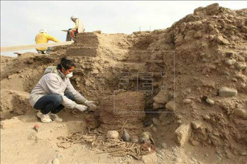 Arqueólogos trabalham nesta sexta-feira no local onde foi descoberta uma tumba de mil anos em Lima, no Peru. EFE