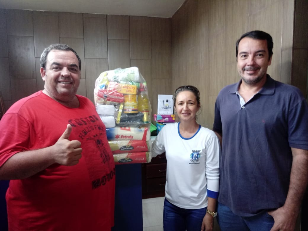 Filiados no Sisem concorrem mensalmente a sorteio de cestas básicas E/D- Servidora Zilma recebendo cesta das mãos do presidente e do vice-presidente do Sisem, Fernando Dutra Maciel e Dilmar Bervian / Foto: Sisem