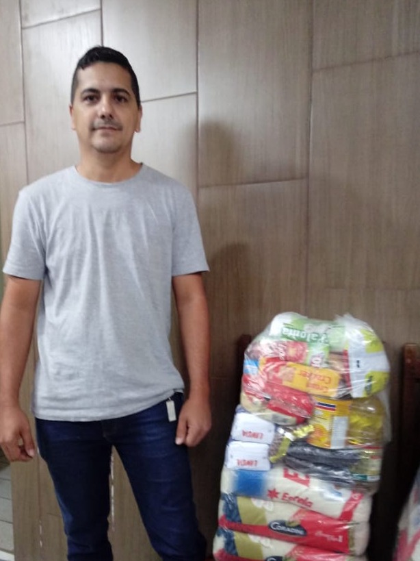 Filiados no Sisem concorrem mensalmente a sorteio de cestas básicas Servidor Samuel Fernandes, um dos ganhadores da cesta no mês de janeiro / Foto: Sisem
