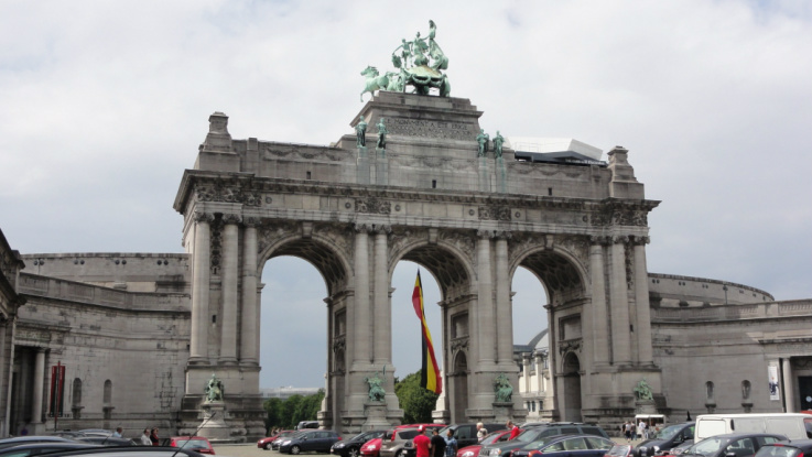 Bélgica aumenta alerta de terrorismo para nível máximo Arcadas do Cinquentenário, em Bruxelas.