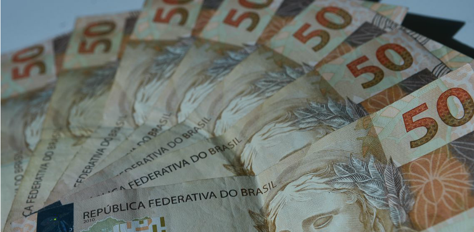 Ibovespa opera em alta e dólar vale R$ 3,66